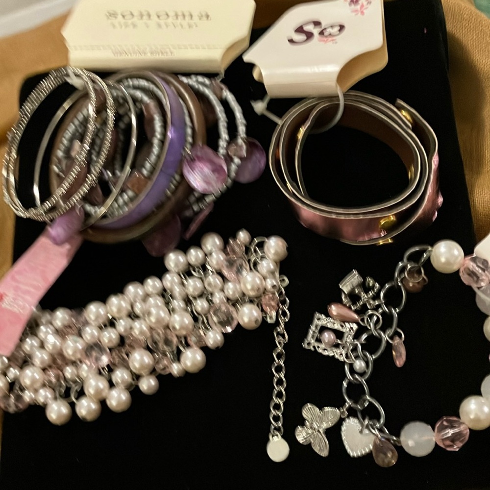 Ladies, nine piece lot of new assorted, beautiful bracelets